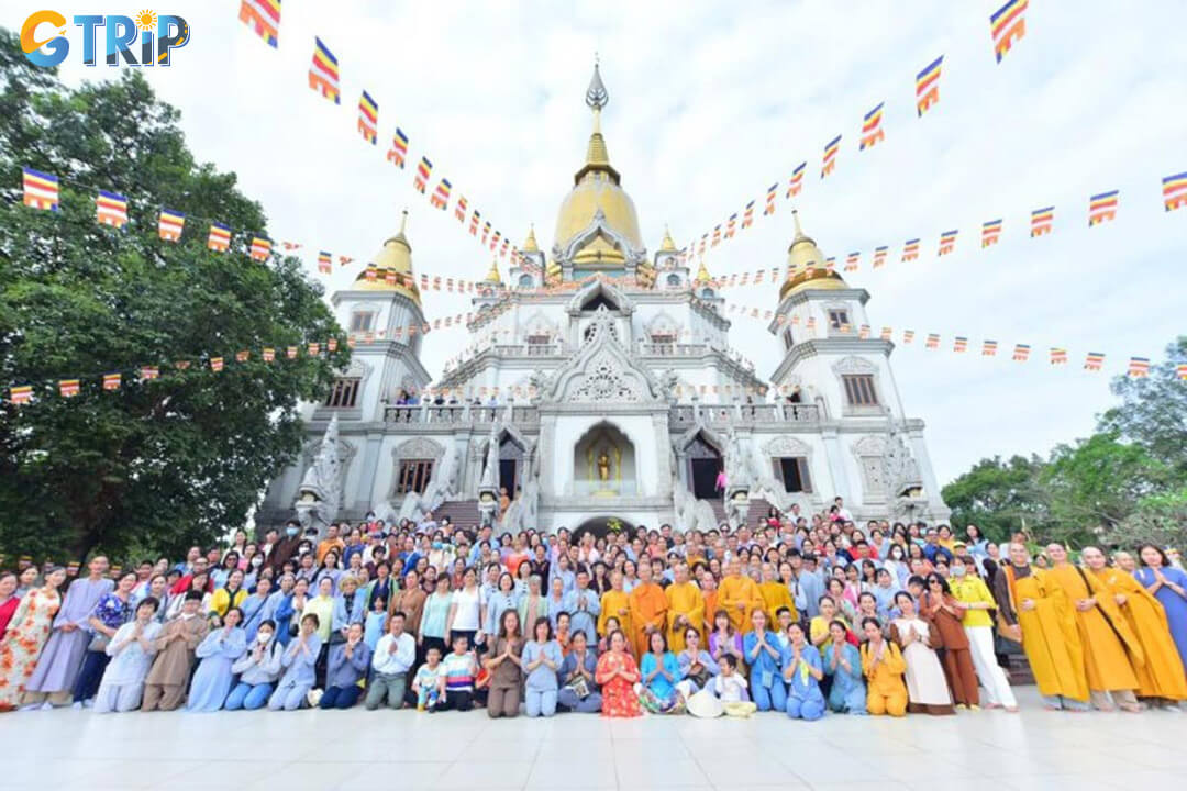 A paradise for photographers, Buu Long Pagoda offers breathtaking shots of its golden stupa reflected in turquoise waters, lush gardens, and elegant symmetry