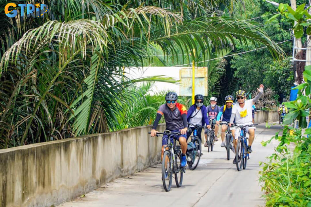 A peaceful cycling escape to Thanh Da - Binh Quoi, offering rural scenery and calm riverside paths just minutes from the city