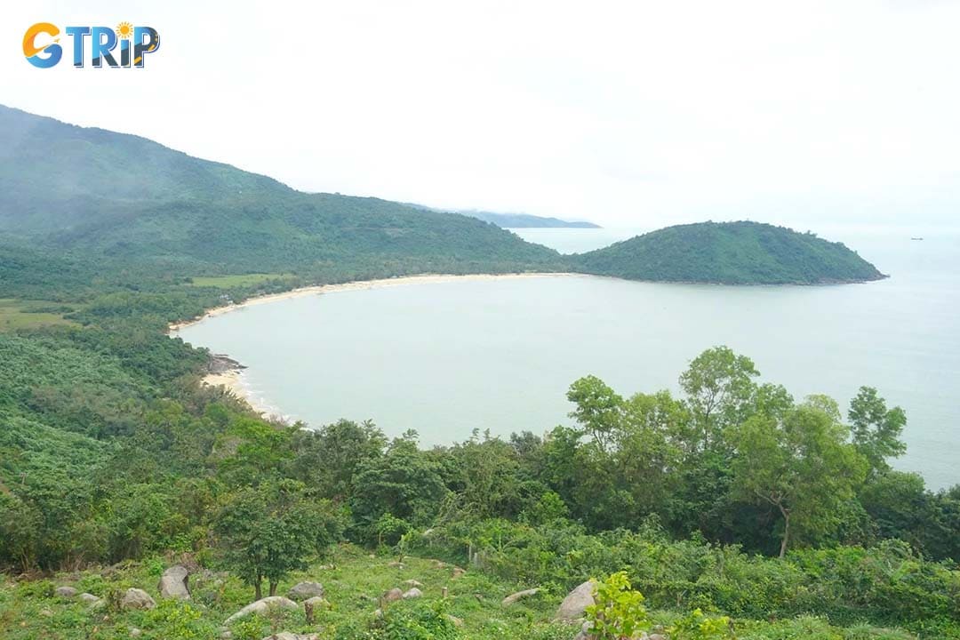 A quiet coastal hike in Da Nang, leading to a secluded beach and Van Village
