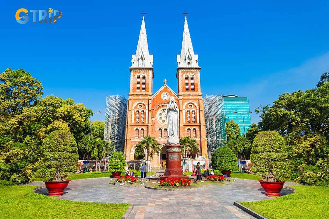 A short walk from Ben Thanh Market, Saigon’s Notre-Dame Cathedral stands as a stunning French colonial landmark with iconic red bricks and twin bell towers