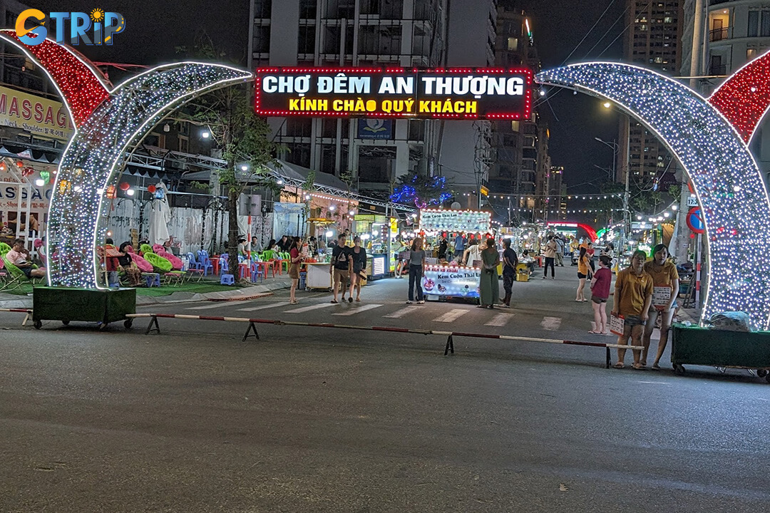 A small tourist-friendly market in the An Thuong area, perfect for quick shopping with stalls selling beachwear, clothing, and simple souvenirs near many hotels