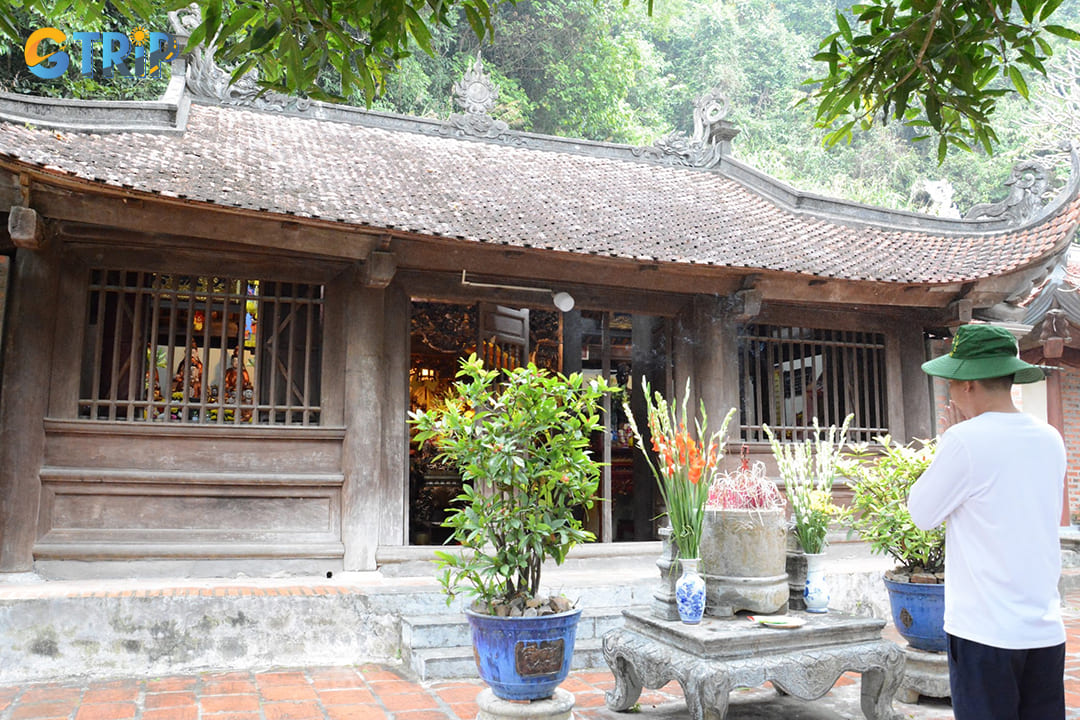 A tourist is praying at the pagoda