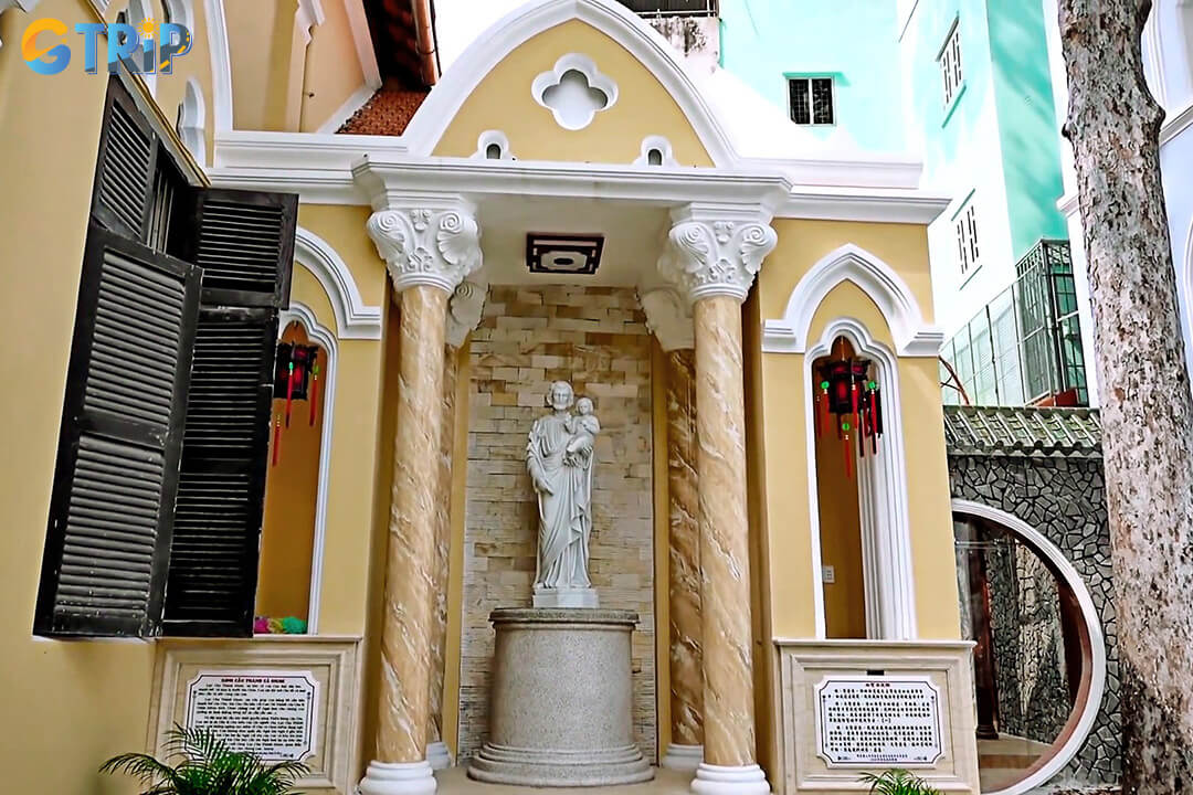 A unique fusion of French Gothic and Chinese design, the church’s yin-yang tiles and calligraphic details make it a true Cho Lon icon