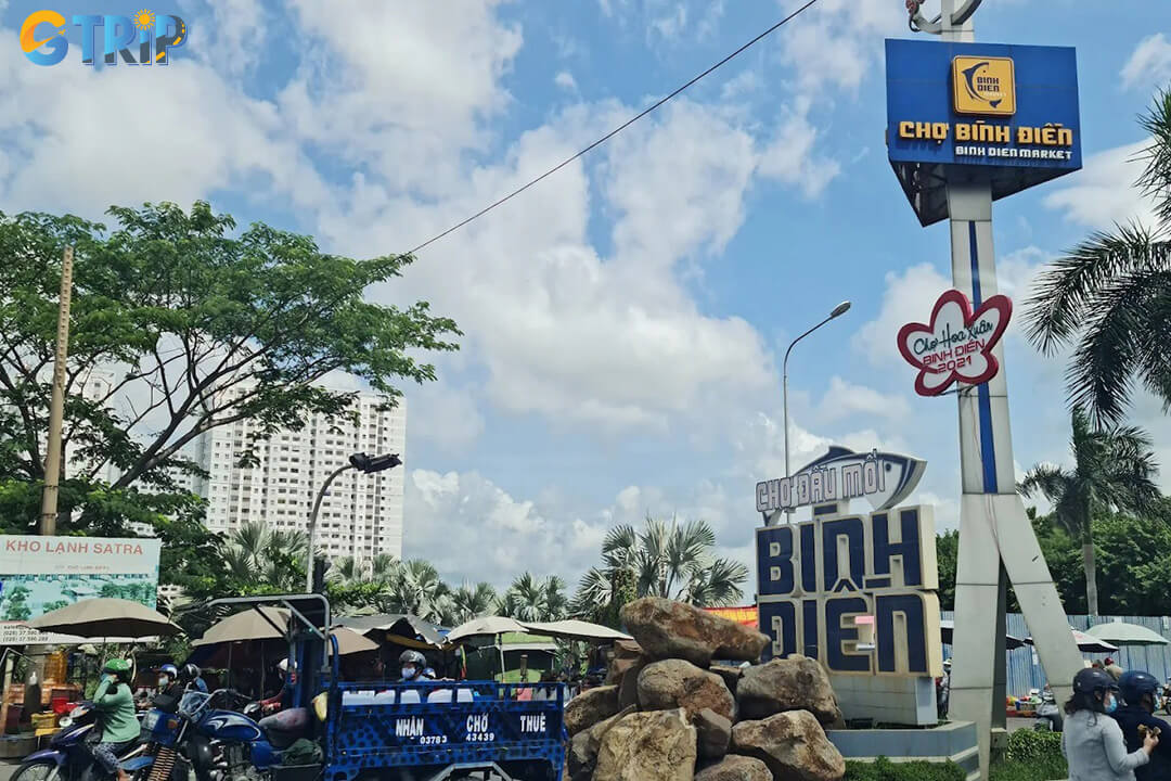 A vast 65-hectare wholesale hub, Binh Dien Market comes alive each night as fresh produce and seafood from across Vietnam arrive, fueling Saigon’s food scene
