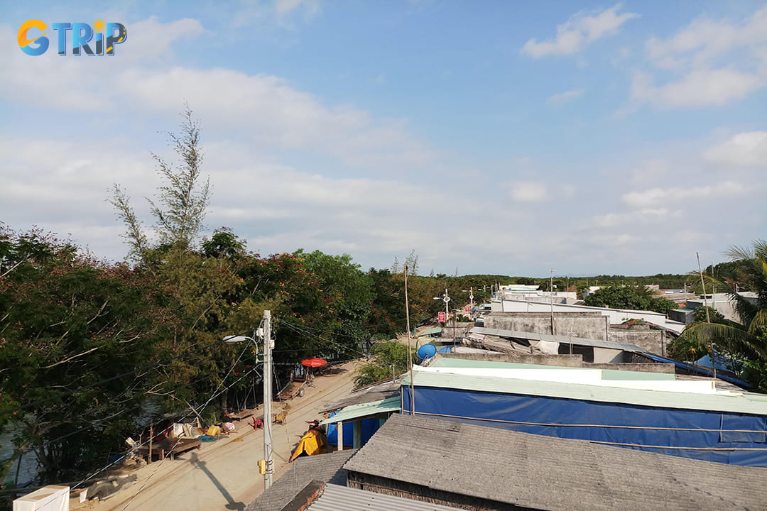 A visit to Mr. Muoi Gia’s home lets you taste fragrant homemade syrups from pandan leaves and sugarcane