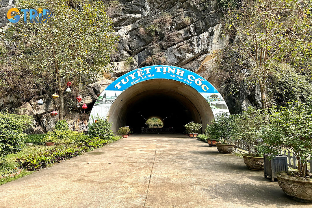 Touring and exploring the Am Tien Cave