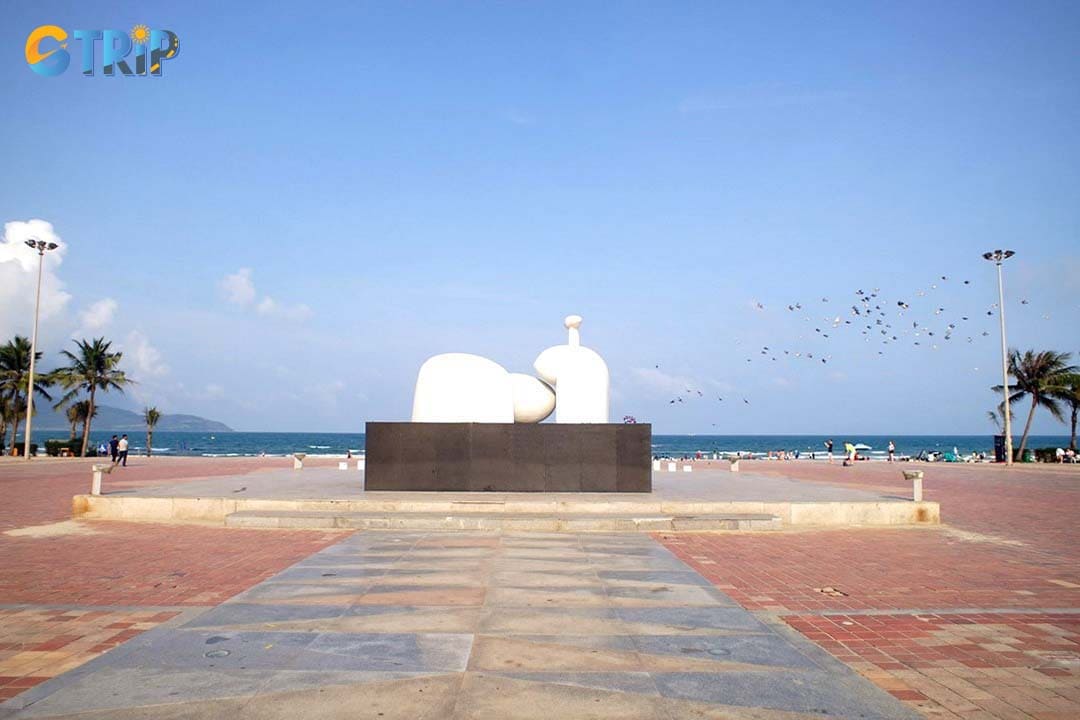 Admire the iconic pigeon-and-egg statue symbolizing the Mother Au Co legend and enjoy unforgettable moments feeding and watching thousands of doves