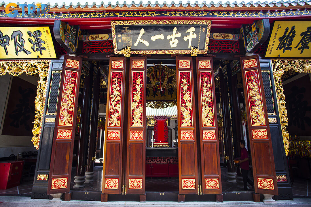 Admire the temple’s hanging wooden boats symbolizing ancestral voyages, ancient stone steles honoring past benefactors, and spiraling incense coils carrying prayers skyward