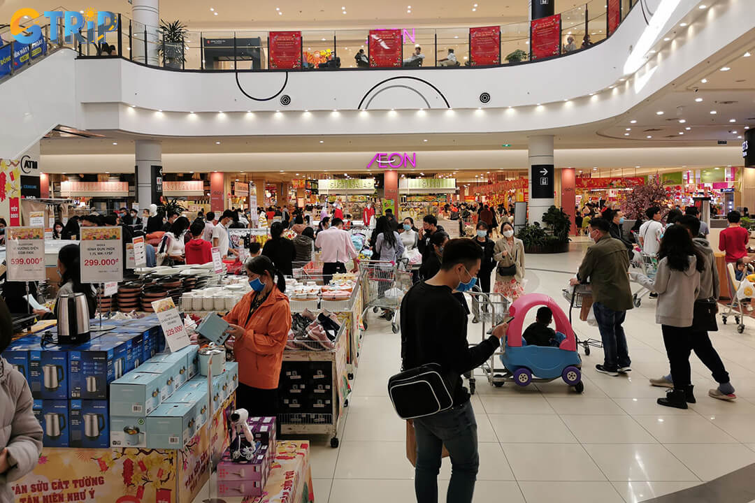 Aeon Mall Long Bien is a spacious Japanese-style shopping center in northeast Hanoi, offering retail, dining, and family-friendly entertainment in a clean, modern setting