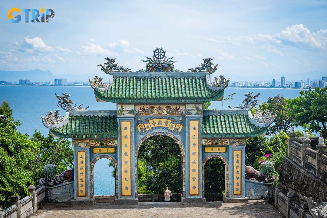 After exploring the Dong Dinh Museum, you can go up to the top of the mountain to visit the Linh Ung Pagoda