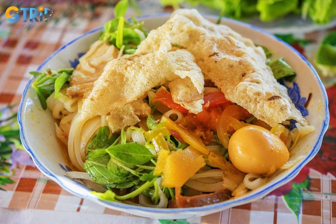 After exploring the Phuoc Kieu Bronze Casting Village, you can try local specialties such as Quang noodles