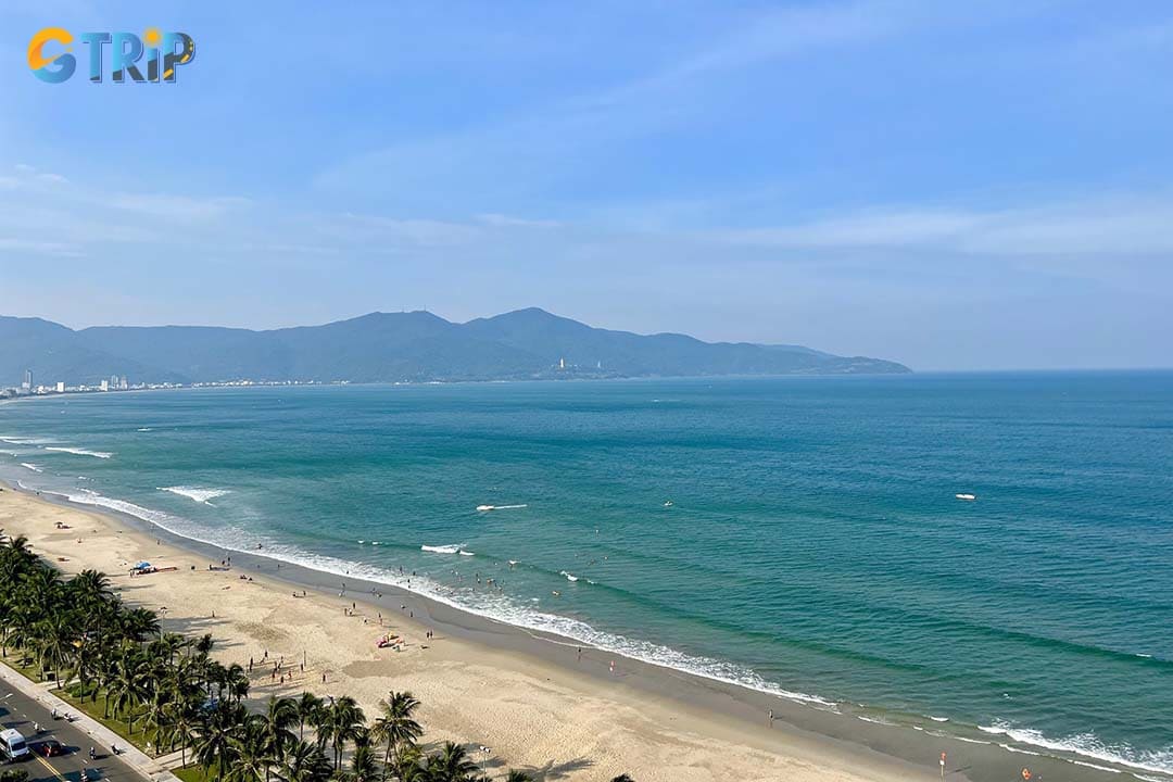 After strolling around the East Sea Park, you can relax on the beautiful nearby beaches