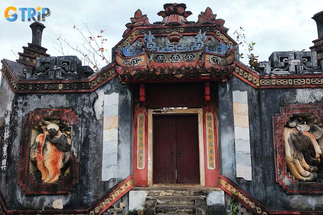 After taking photos of the gate, you should look closer for the details of the architecture