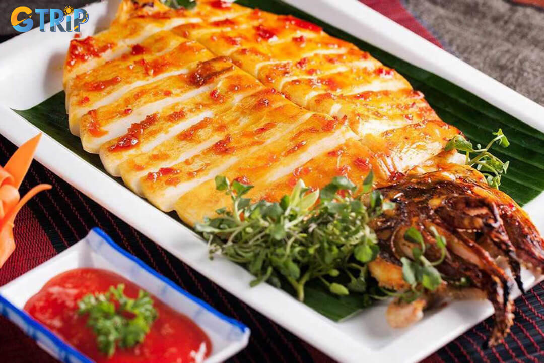 After visiting Dong Xanh - Dong Nghe Lake, travelers often return to Da Nang to sample or purchase famous local specialties