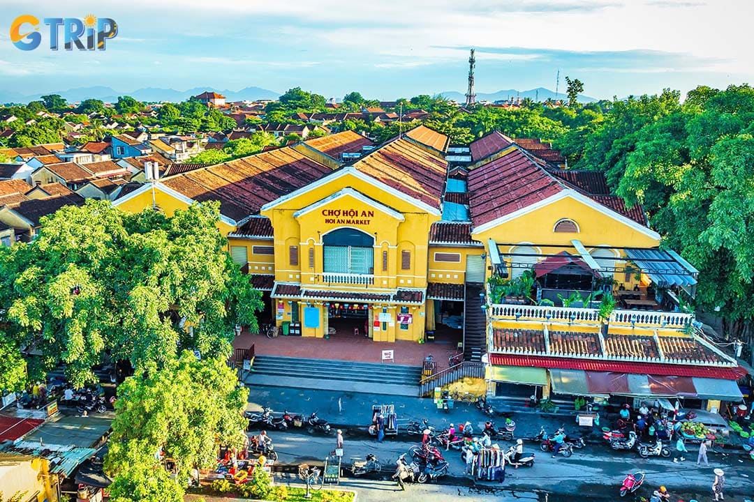 After visiting Phap Bao Pagoda, you can explore Hoi An Market which is nearby to buy things you need and try some local dishes