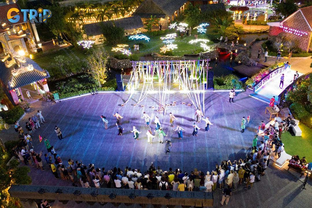 All around the park, you’ll encounter captivating mini-shows that combine traditional storytelling with dramatic flair