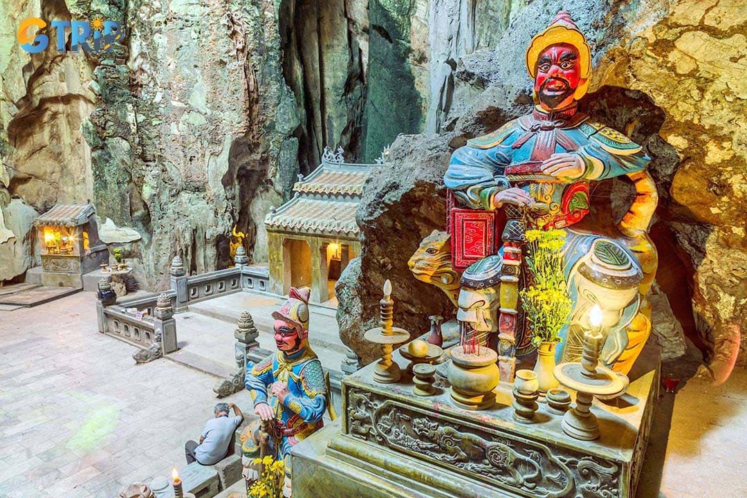 Although Hoa Nghiem Cave has fewer inscriptions than other areas, its entrance is filled with meaningful symbolism