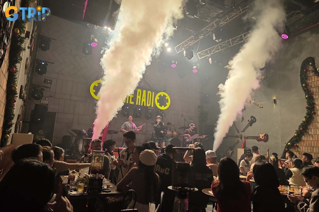 Among the many bars in Da Nang with live entertainment, On The Radio Bar stands out for its packed performance schedule and electric crowd