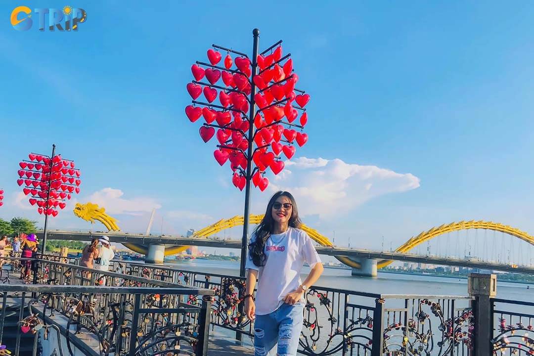 An evening stroll across Love Bridge and along the Han River promenade lets you enjoy cool breezes, lively city views, and a relaxed atmosphere perfect for romance