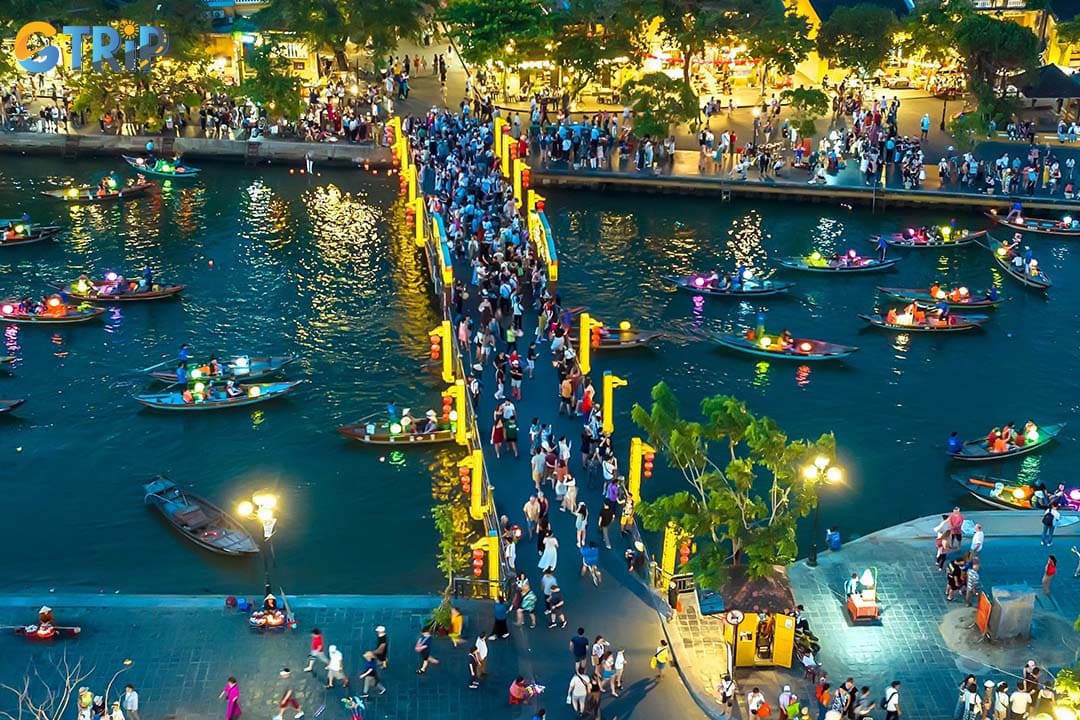 An Hoi Bridge is considered the “Bridge of lights” because it is illuminated with colorful lanterns and decorative lighting, which are bright at night