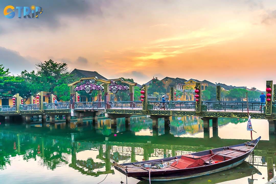 An Hoi Bridge was built to connect the historic mainland quarter with the island