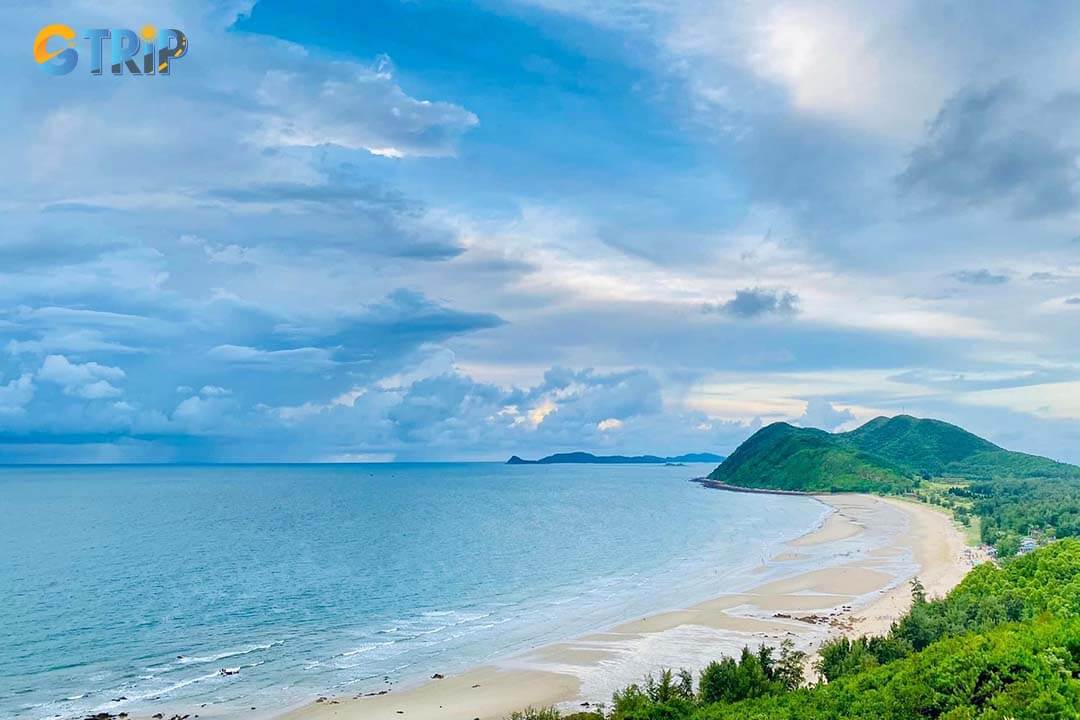 The resort area near the Quan Lan beachside