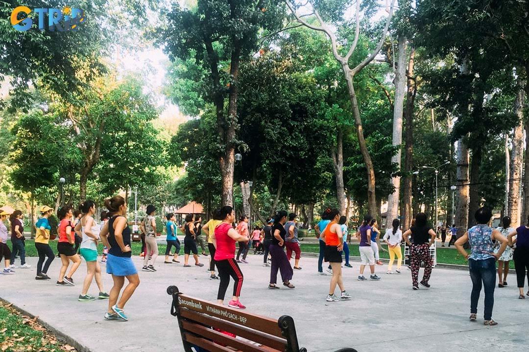 April 30 Park has evolved from the former forecourt of the Independence Palace into a historic public park, shaped by urban renewal, cultural events