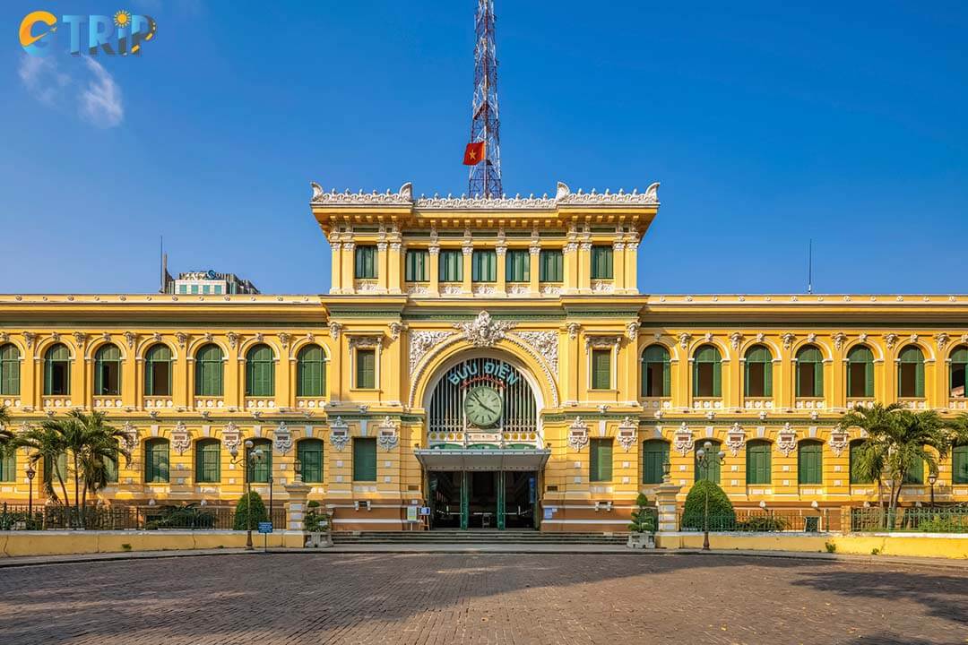 April 30 Park sits at the heart of major attractions like Independence Palace, Notre Dame Cathedral, the Central Post Office, and Nguyen Van Binh Book Street