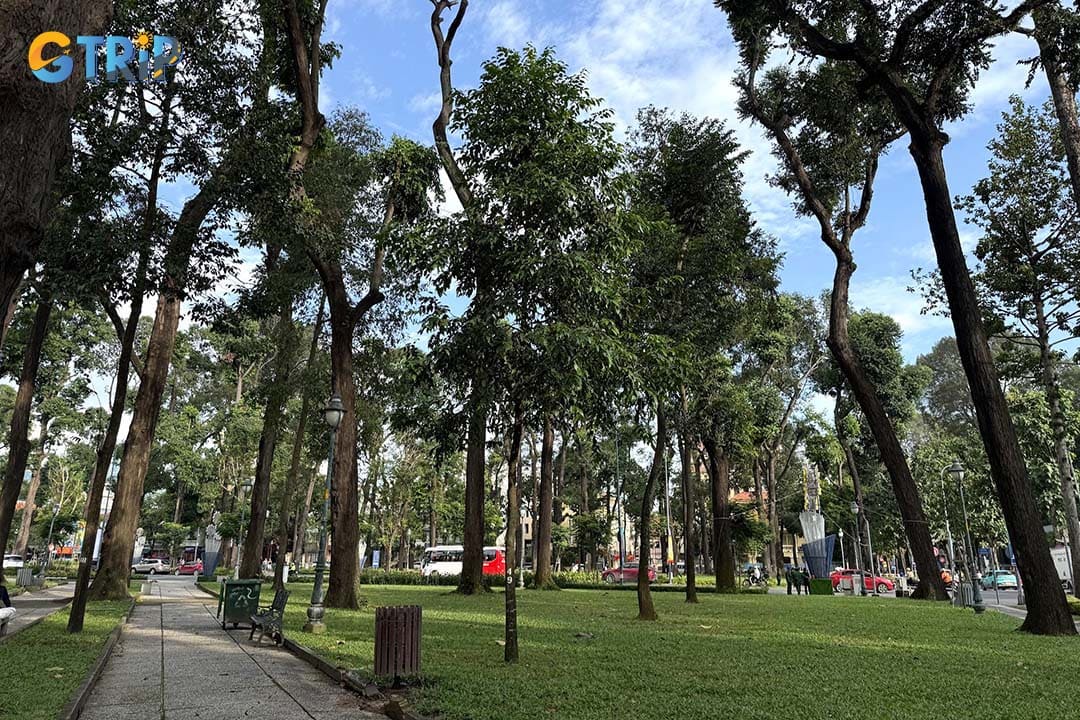 April 30th Park’s central location and its culture of morning cafe attract many people all ages