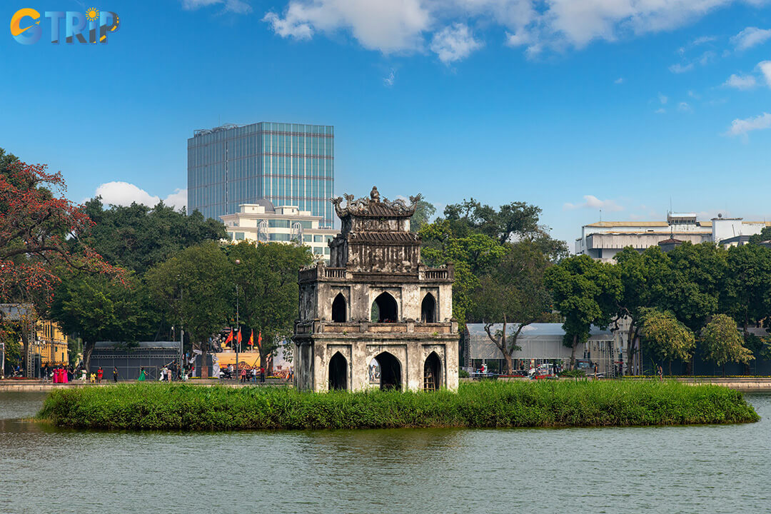 April in Hanoi brings warm, humid days with occasional afternoon showers, making lightweight clothing and rain gear essential for comfortable exploration