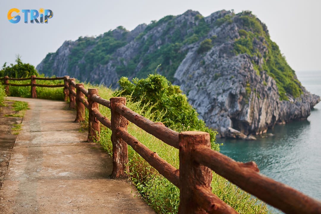 April is an excellent time to hike and enjoy the stunning views of Ha Long Bay