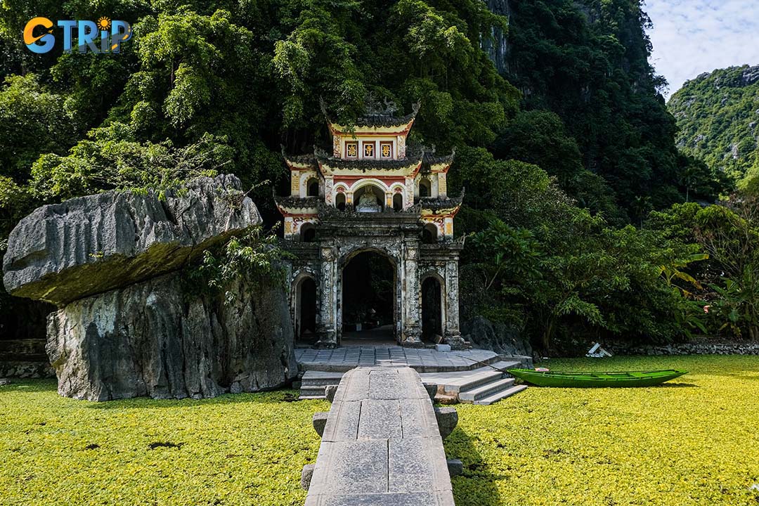 April’s pleasant air quality makes it ideal for enjoying Ninh Binh’s lush landscapes without high humidity