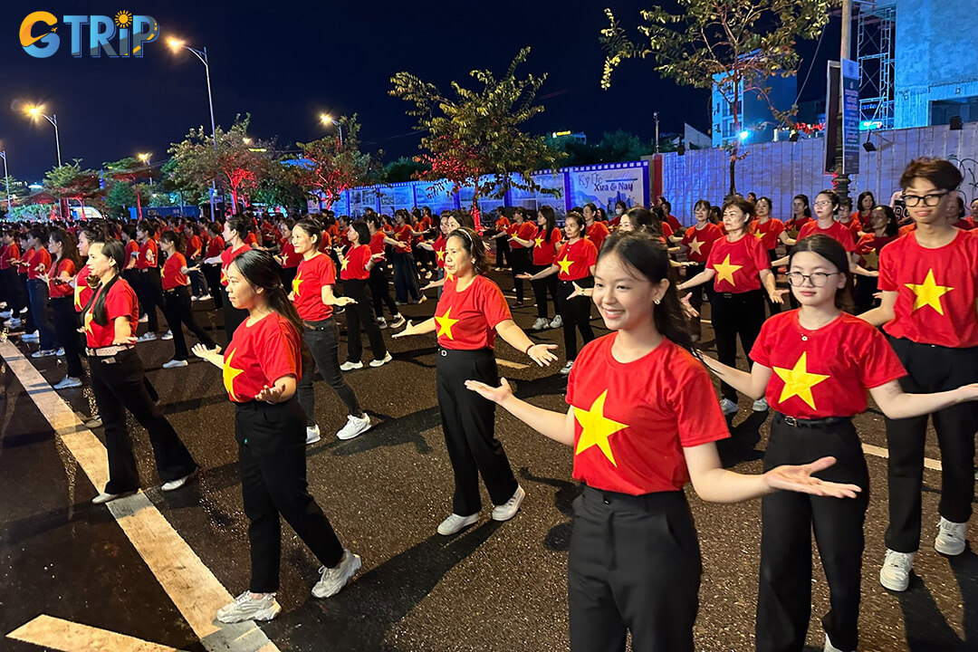 As night falls, Bach Dang Walking Street turns into a lively open-air stage filled with live music, DJs, traditional performances, and street entertainers