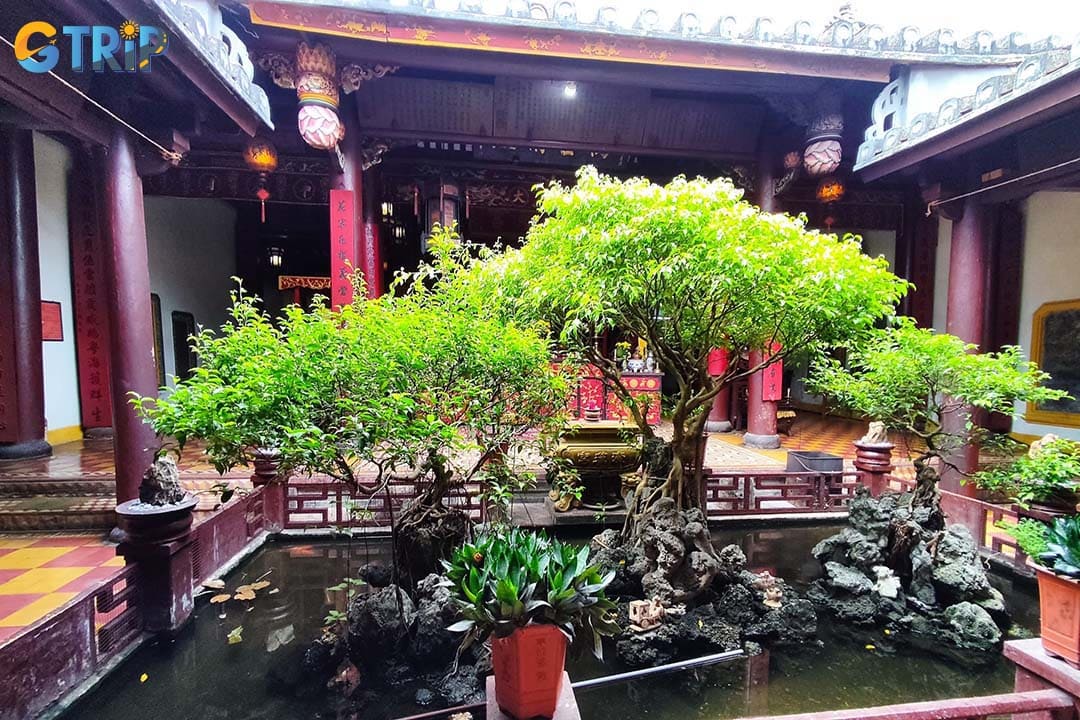 As Quan Cong Temple is located on the main road in Hoi An, it’s easy to get there
