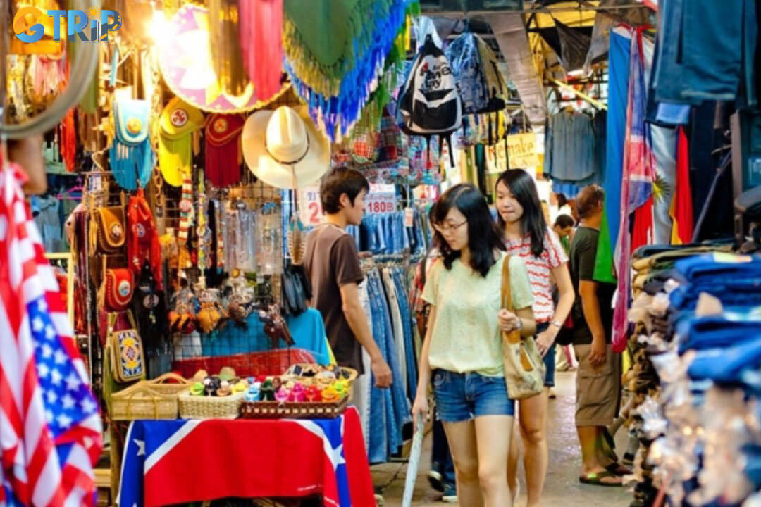 As Saigon’s largest wholesale fashion hub, An Dong Market dazzles with its vast selection of clothing, fabrics, jewelry, dried foods, and local cuisine