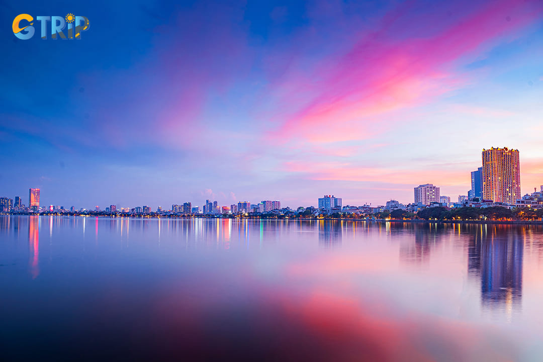 As temperatures cool in the evening, West Lake (Ho Tay) becomes an ideal destination for a leisurely stroll