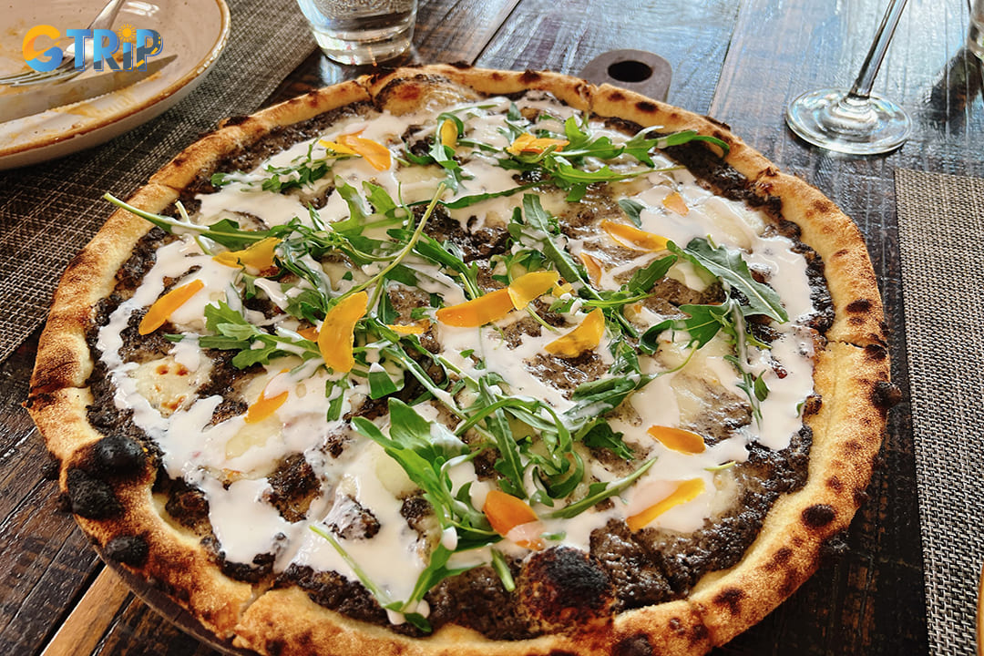 At Cugini, skilled chefs blend imported Italian ingredients with fresh local produce, resulting in pizzas that maintain authenticity