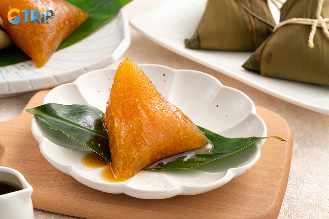 At Doan Ngo Festival, you can try sticky rice dumplings (banh tro)