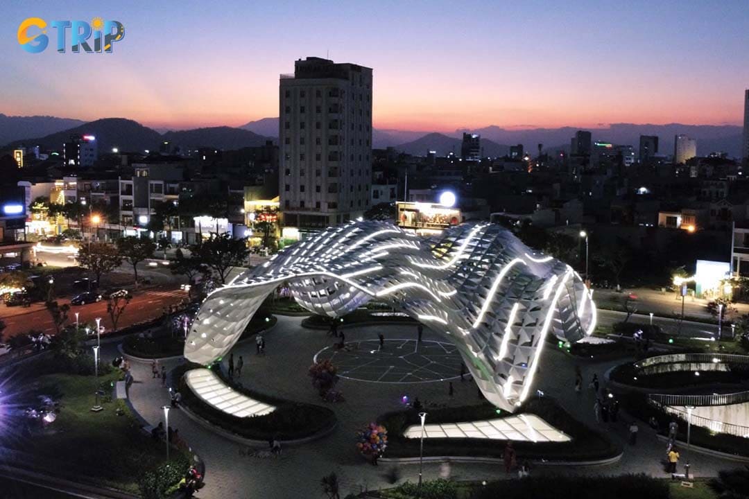 At night, APEC Park transforms into a glowing riverside spectacle, with the illuminated “flying kite” dome creating a magical setting for evening strolls