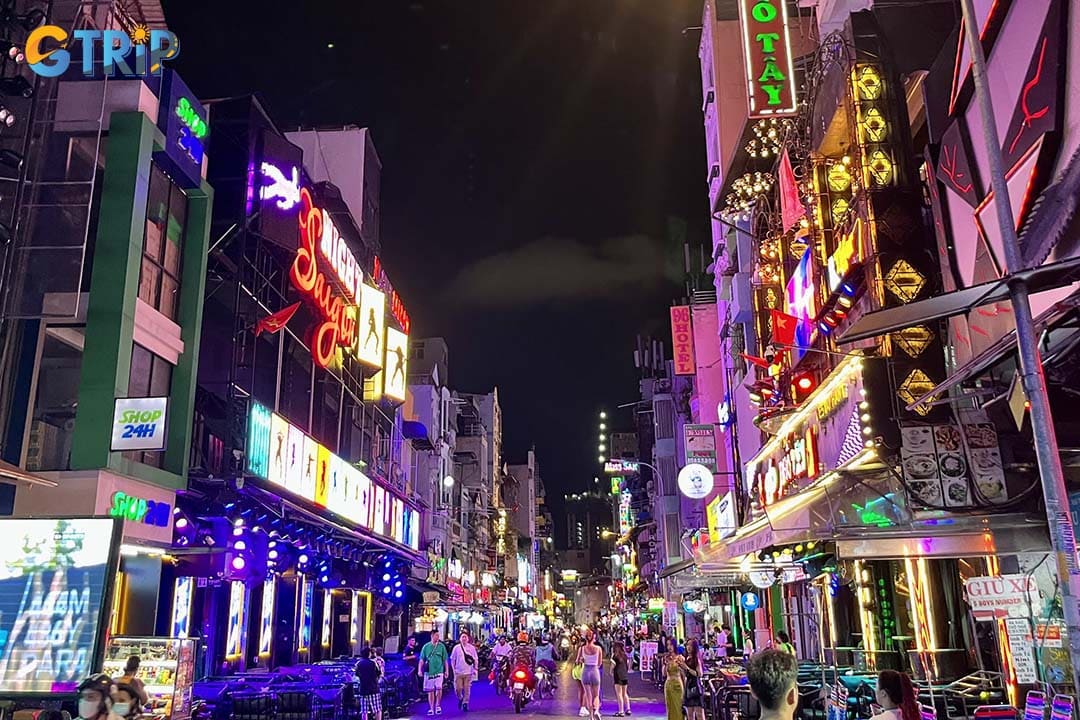 At night, take a walk to Bui Vien Street to enjoy the nightlife of Saigon with good drinks and food