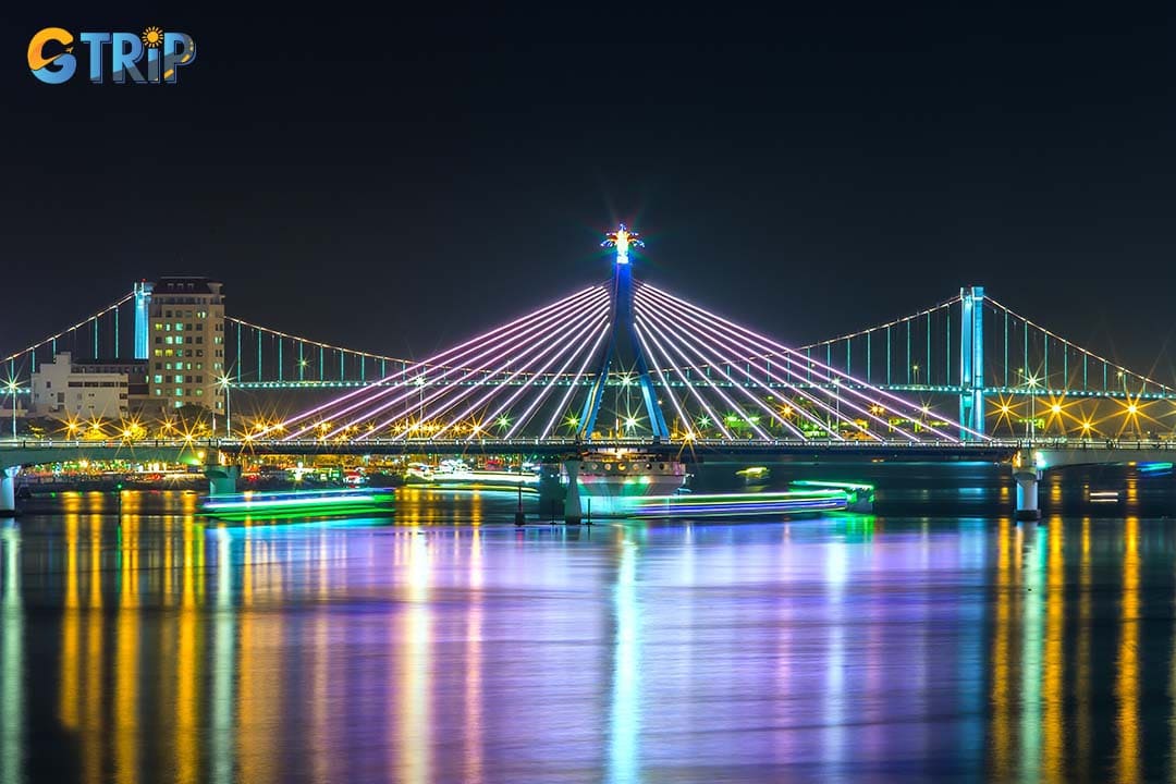 At night, the Han River Bridge comes alive with vibrant LED lights that shift through brilliant colors, reflecting on the river