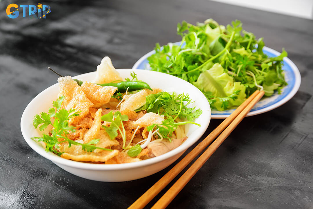 At night, the Hoai River comes alive with the vibrant Hoi An Night Market, where street food, local flavors, and lively energy create an unforgettable experience