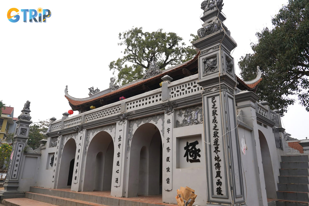 At the center of the community stands the Chuong Village communal house (Dinh Lang Chuong)