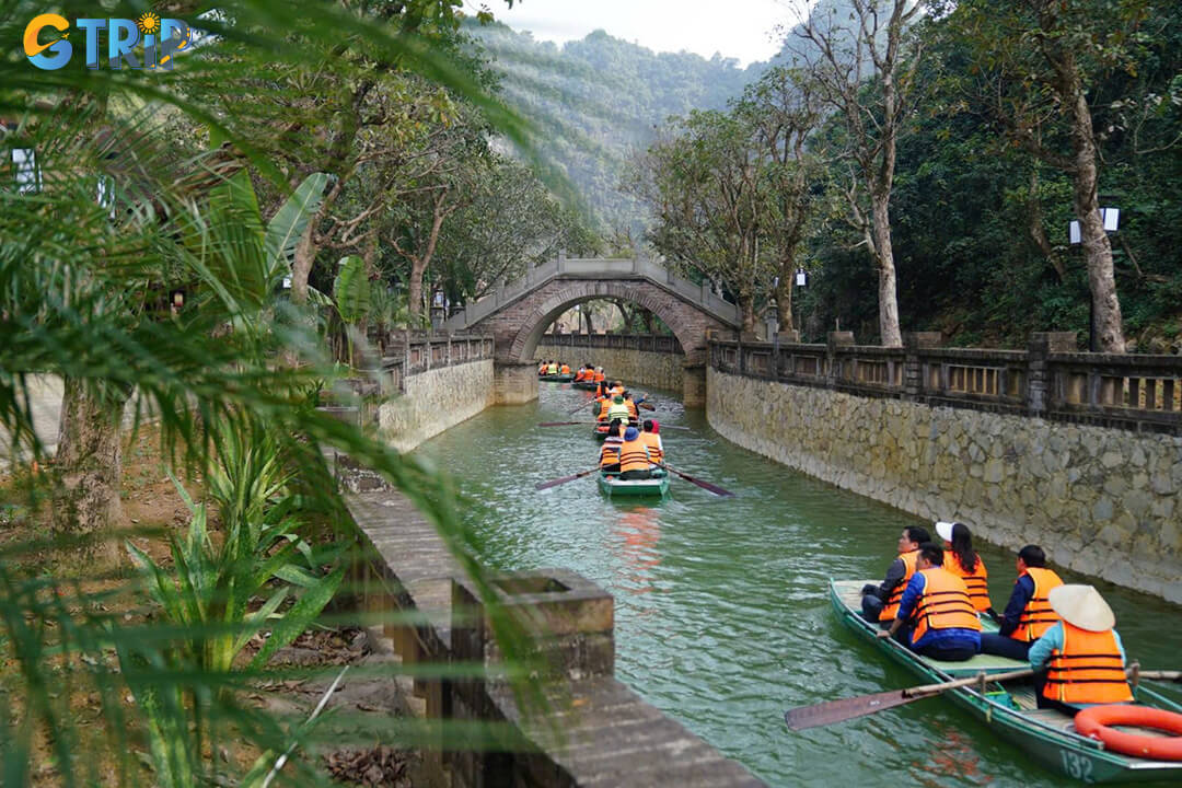 At the foot of Dien Kinh Thien, the boat pier marks the start of a peaceful sampan ride, offering an intimate journey through scenic landscapes at a relaxed, photo-friendly pace