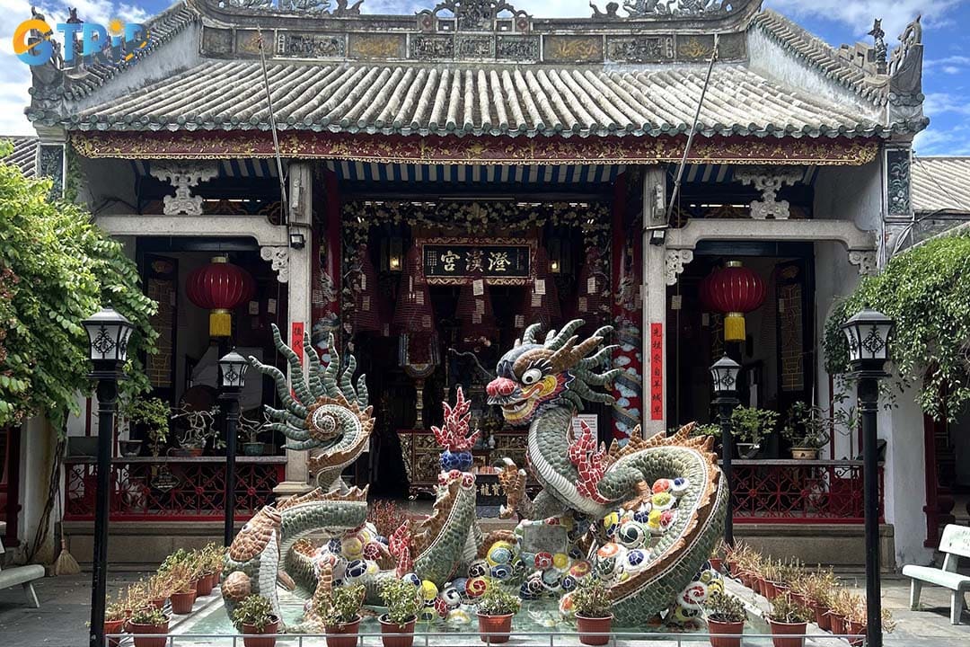 At the garden lies a statue of a legend from Guangzhou, the ancestral homeland of the Cantonese community