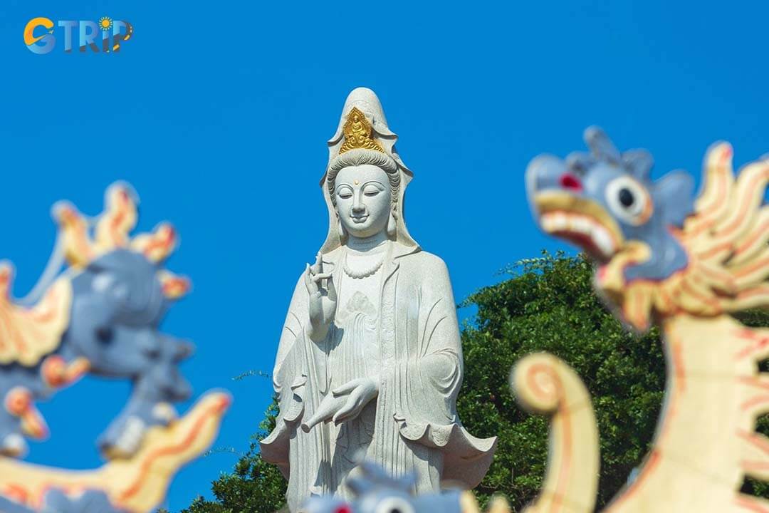 At the temple’s highest point stands the 12-meter Bodhisattva Avalokiteshvara statue, symbolizing 12 facets of happiness