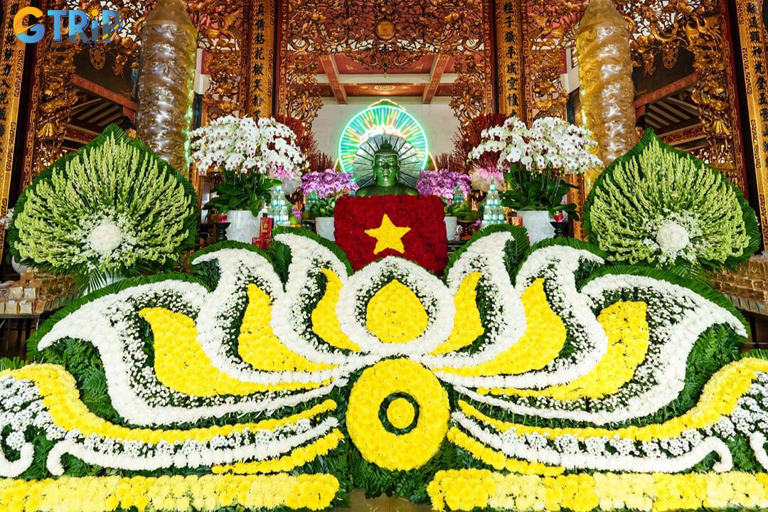 At Vinh Nghiem Pagoda, devotees often offer lotus flowers at the Main Hall and walk mindfully around the Avalokiteshvara Tower in prayer