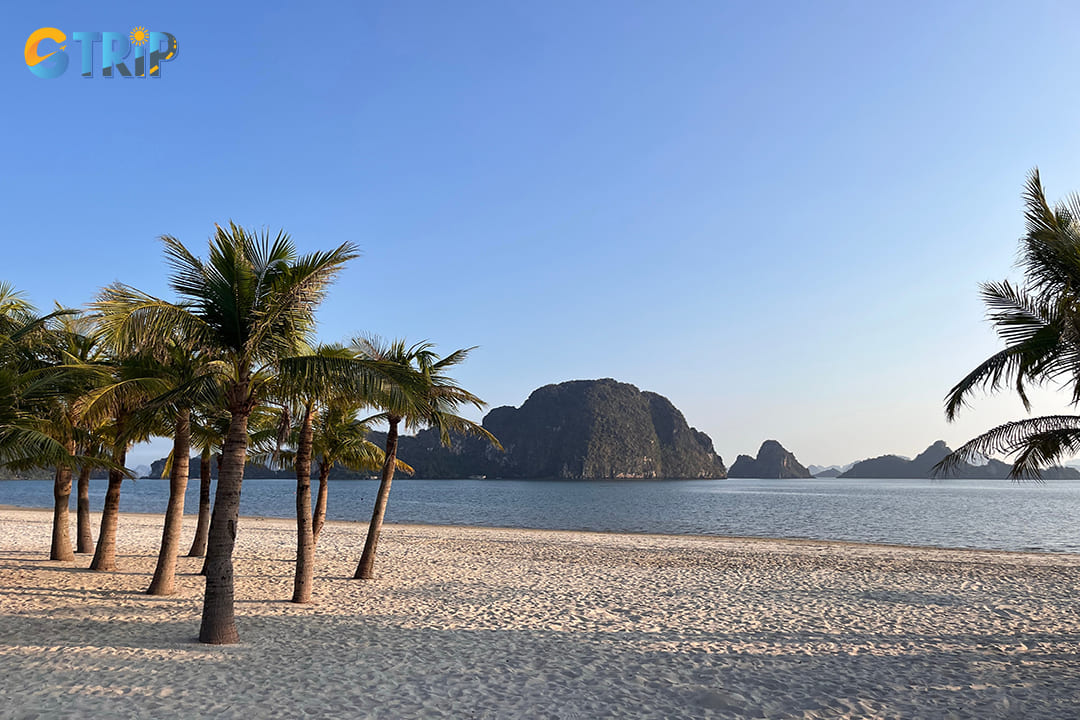 Autumn is perfect for visiting secluded beaches in Ha Long Bay