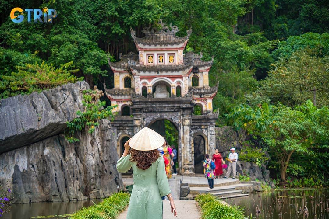 In Ninh Binh, avoid revealing or flashy outfits at temples, and wear modest, neutral-colored clothing to show respect