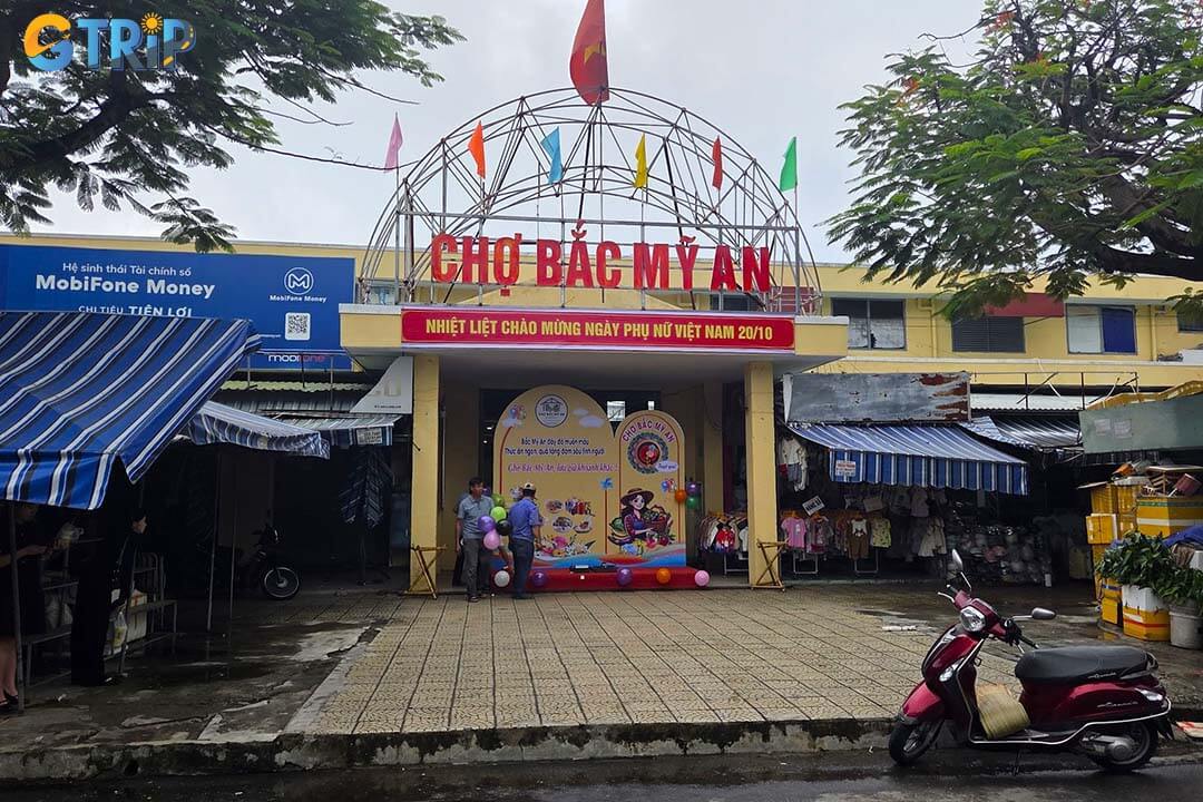 Bac My An Market is a lively local market in Da Nang, famous for its authentic atmosphere and some of the city’s best street food